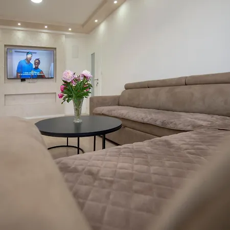 Lara Apartment *